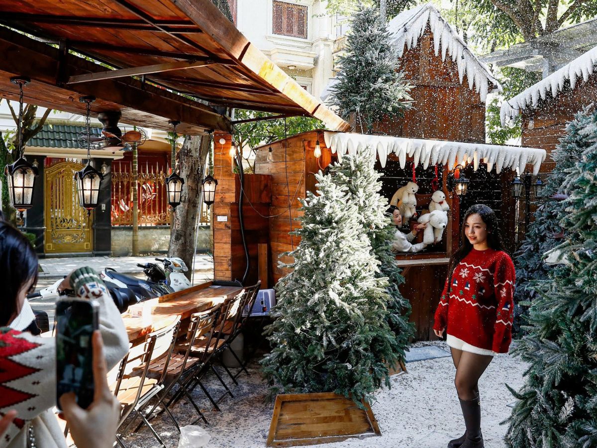 Các quán cafe trang trí Giáng Sinh ở Thanh Hóa thu hút du khách.