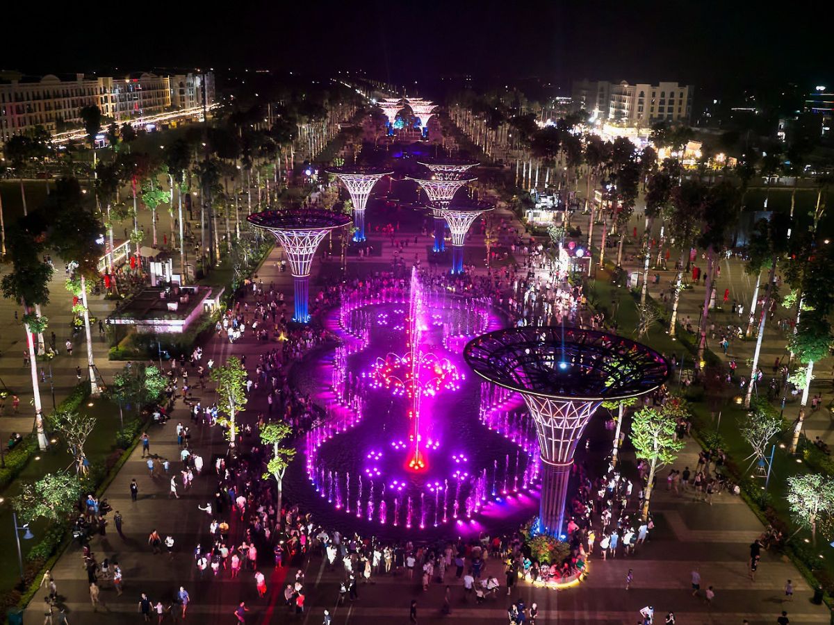 Dạo quanh quảng trường biển Sầm Sơn để tận hưởng không khí vui nhộn nơi phố biển. 