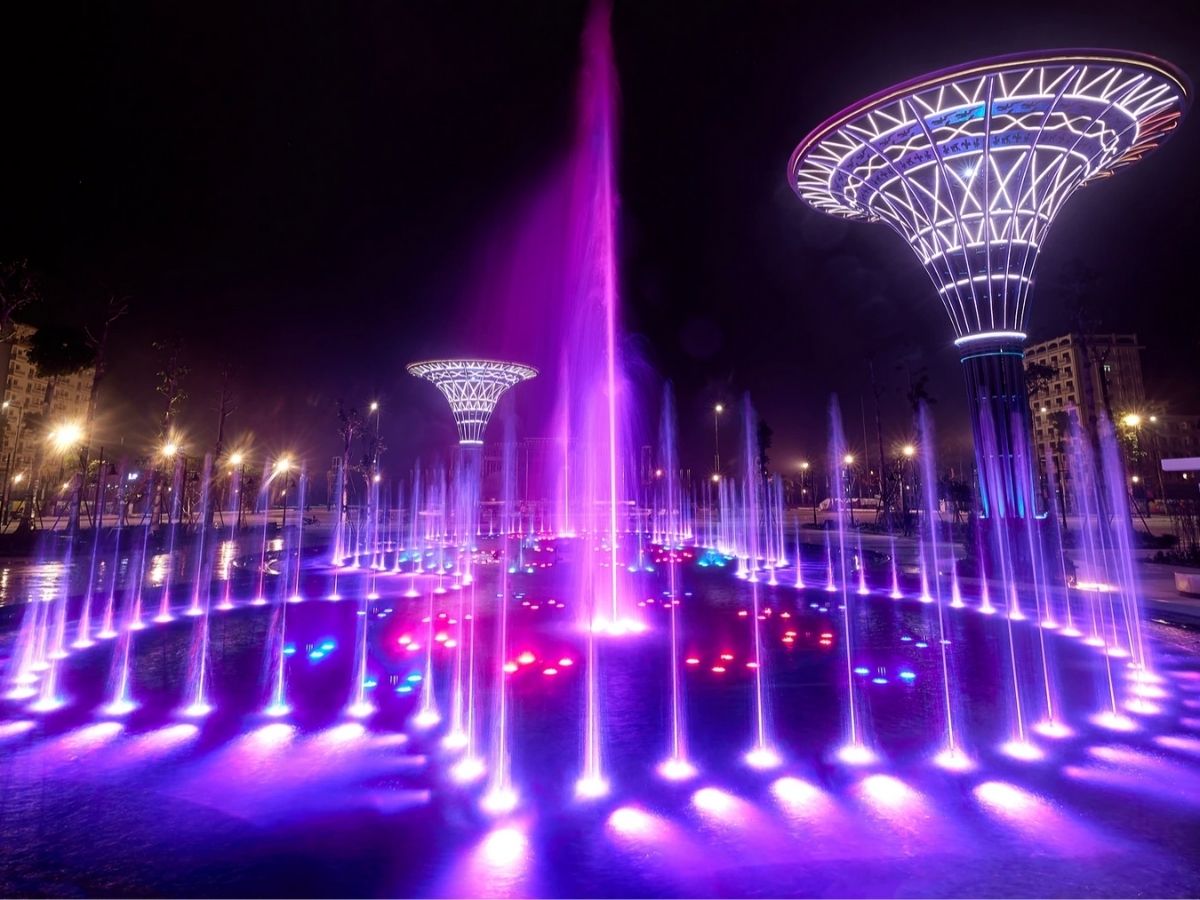 Dạo quanh quảng trường biển Sầm Sơn sau khi check-in và thưởng thức đồ uống tại các quán cafe.