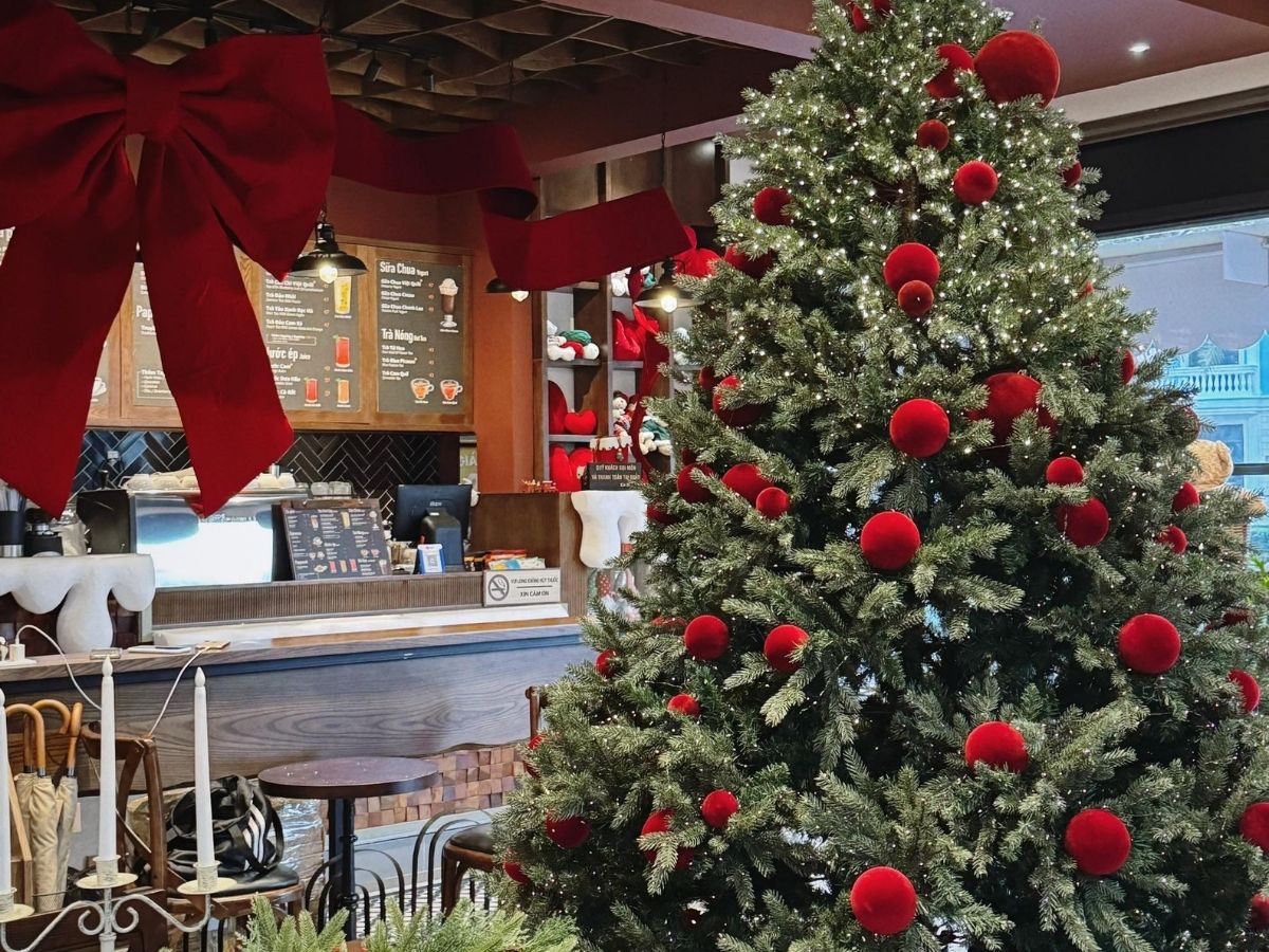 Quán cafe De Diva là không gian quán được trang trí Giáng Sinh sớm tại Sầm Sơn.