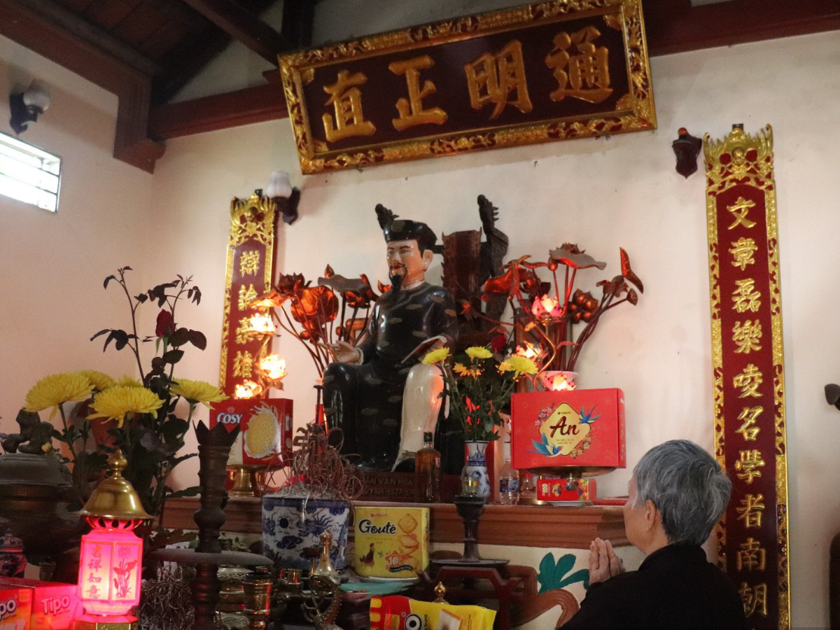 Không gian chính điện và tượng thờ tại nhà thờ Trạng Quỳnh.