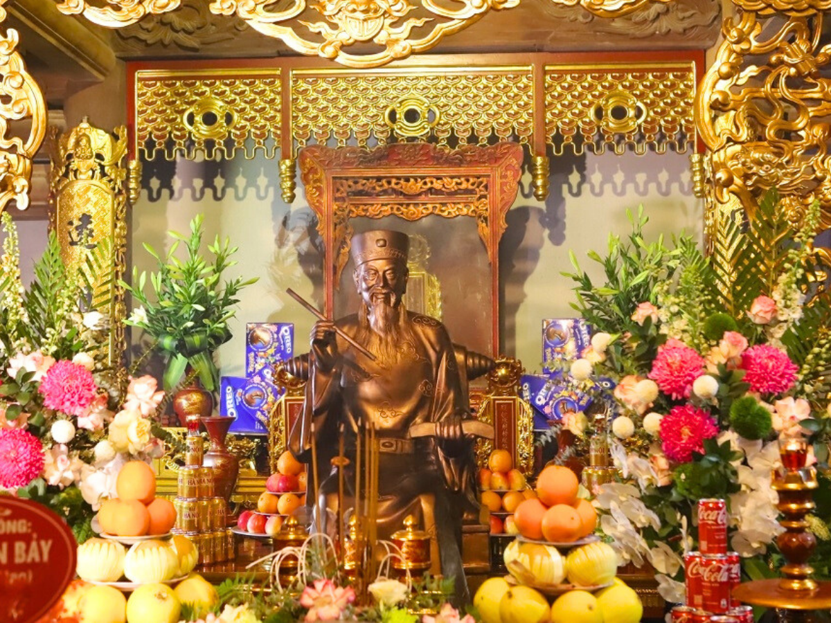 Không gian thờ tự được sắp xếp trang trọng mang đến cảm giác an yên và linh thiêng cho mỗi lượt khách ghé thăm.