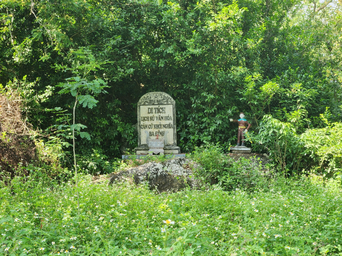 Khi tham quan chiến khu Ba Đình Thanh Hóa, du khách cần tôn trọng không gian linh thiêng, đặc biệt tại khu tưởng niệm