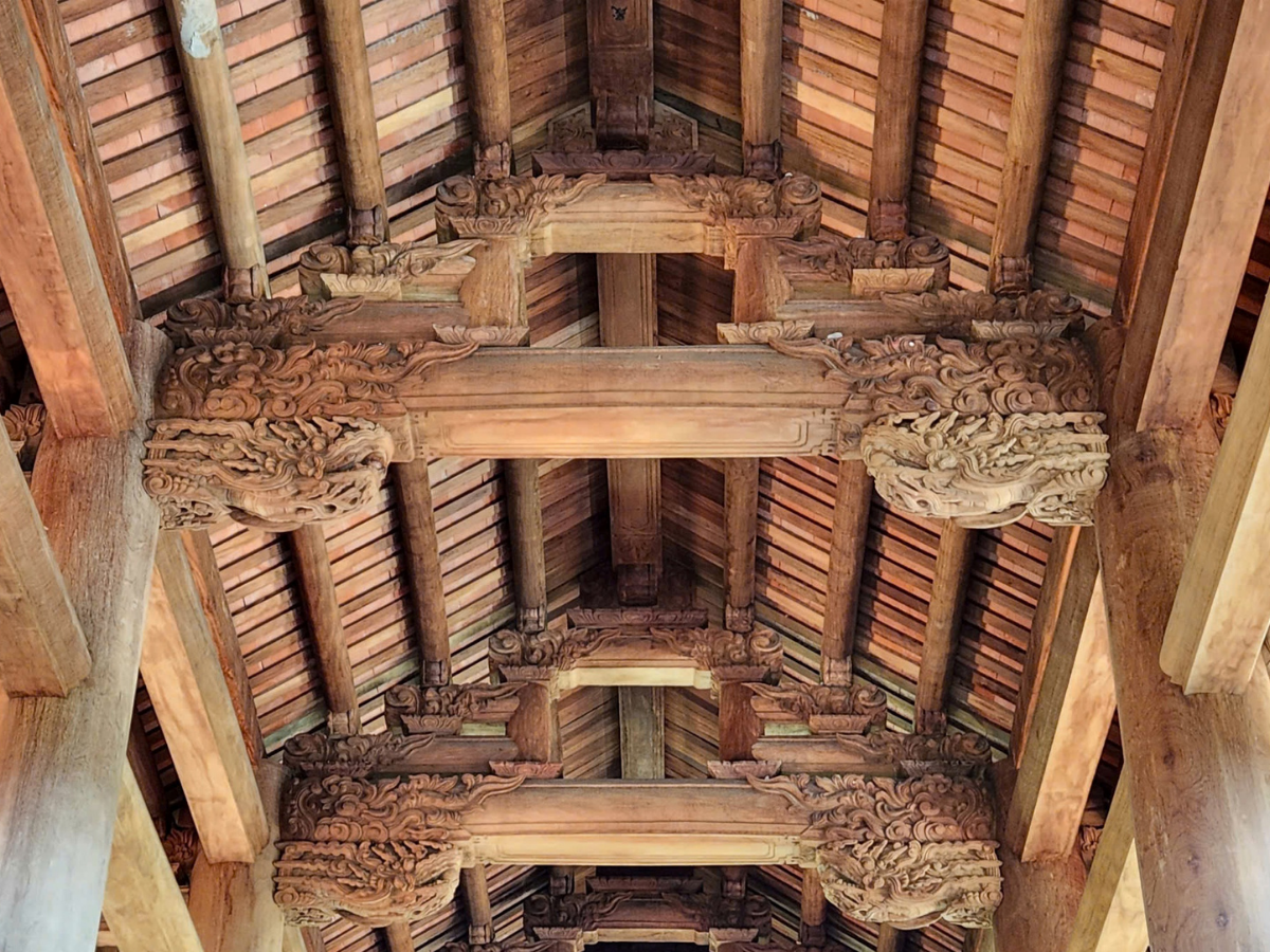 Không gian làng cổ Ba Đình đem lại cảm giác bình yên với những mái nhà ngói truyền thống.