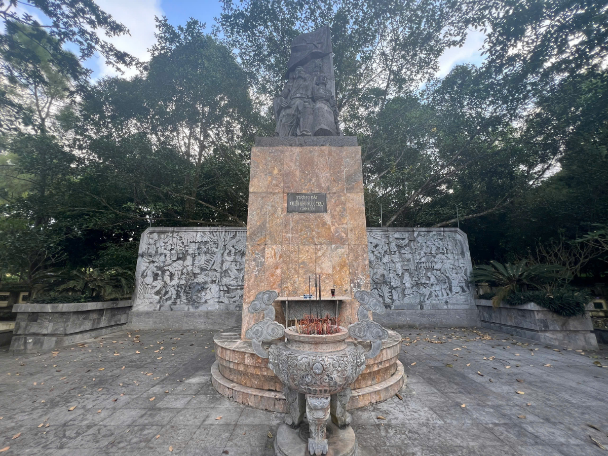 Các hoạt động của đoàn trường, học sinh, đội viên tại chiến khu Ngọc Trạo không chỉ dừng lại ở việc tham quan mà còn có những trải nghiệm thực tế. 