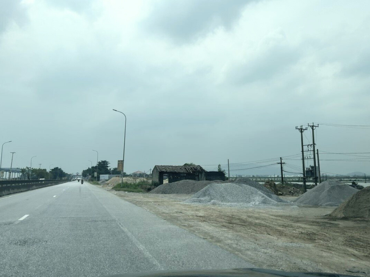 Hệ thống các bến phà đóng vai trò quan trọng trong việc hậu cần chiến lược miền Bắc.