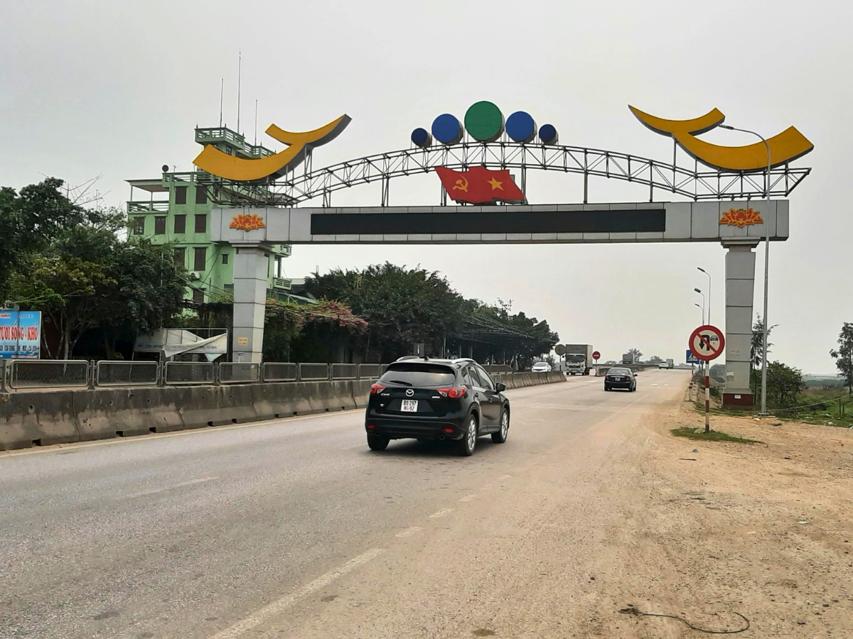 Bến phà Ghép là nơi tiếp nối giữa xã Quảng Chính với phường Ngọc Sơn (bờ Nam), thuộc tỉnh Thanh Hóa.