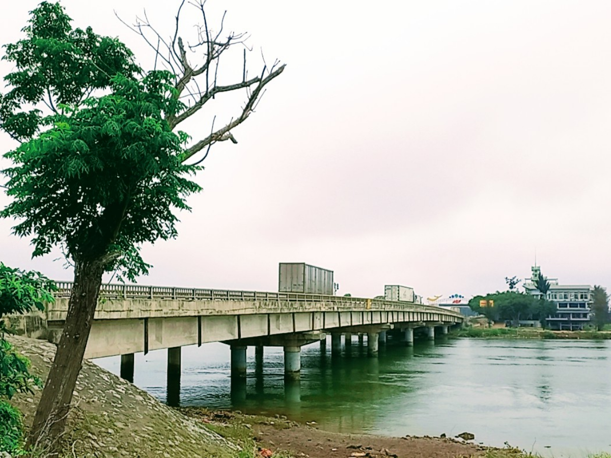 Cây cầu Ghép vững chắc bằng bê tông đã thay thế hoàn toàn cho bến phà Ghép lịch sử, mở ra chương mới cho giao thông trên Quốc lộ 1A.