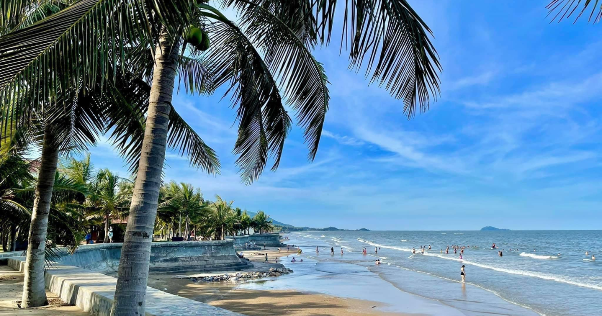 Sầm Sơn không ồn ào, đông đúc như mùa hè mà nhẹ nhàng, thư thái.