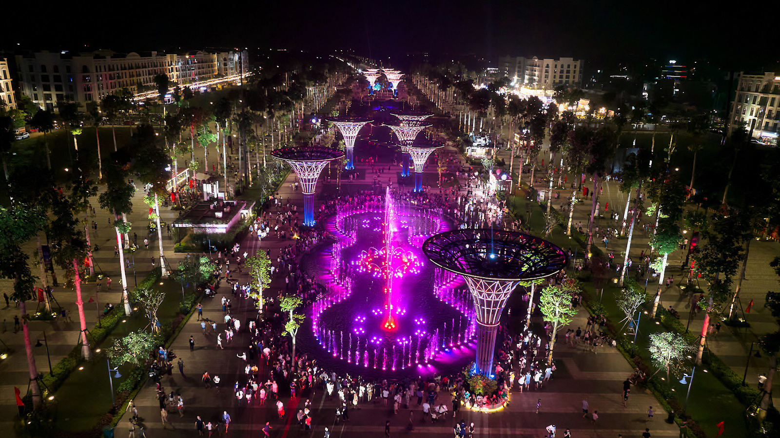 Chương trình nhạc nước diễn ra đầy sôi động ở quảng trường biển Sầm Sơn.