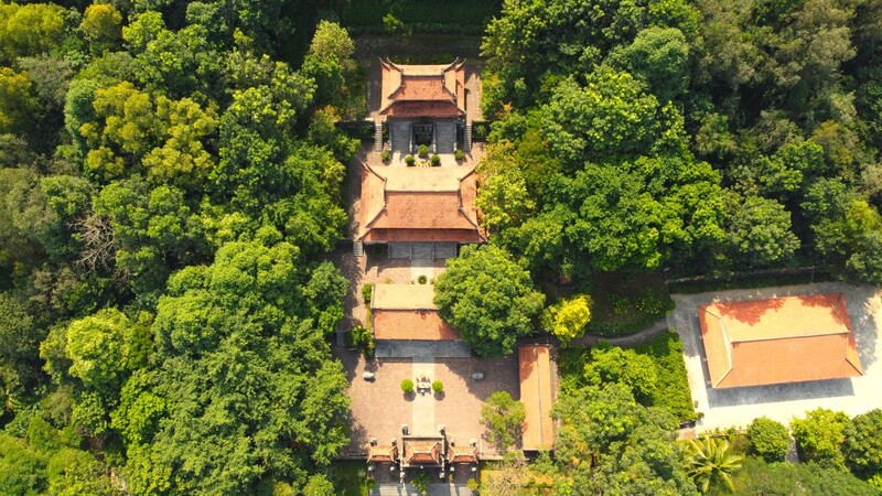 Đền Bà Triệu nằm uy nghi dưới chân núi Gai giữa không gian xanh mát của rừng cây cổ thụ. Đền Bà Triệu nằm uy nghi dưới chân núi Gai giữa không gian xanh mát của rừng cây cổ thụ.