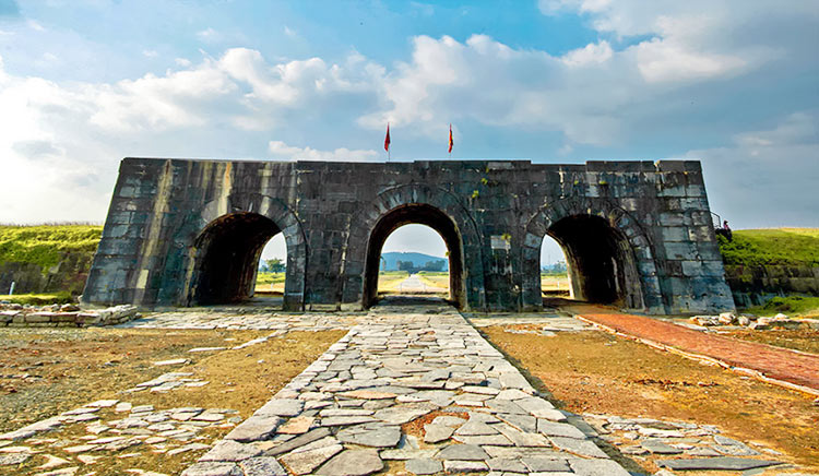 Thành Nhà Hồ với cổng đá đồ sộ, là Di sản Văn hóa Thế giới UNESCO. Thành Nhà Hồ với cổng đá đồ sộ, là Di sản Văn hóa Thế giới UNESCO.