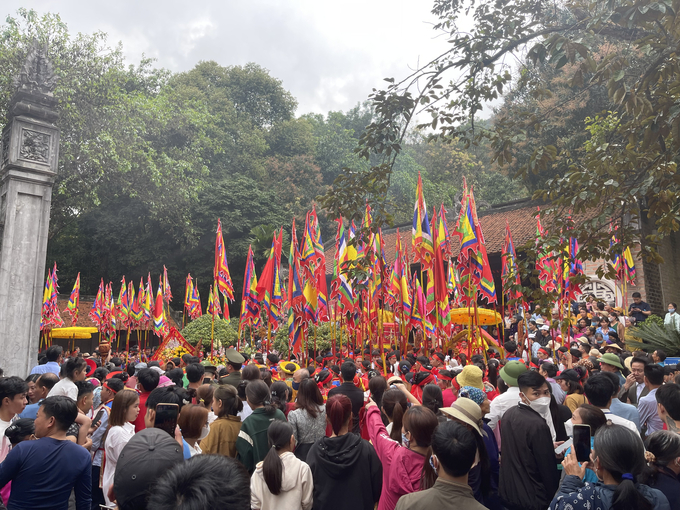 Lễ hội đền Bà Triệu rực rỡ cờ hội, thu hút đông đảo người dân và du khách về dâng hương mỗi dịp đầu năm. Lễ hội đền Bà Triệu rực rỡ cờ hội, thu hút đông đảo người dân và du khách về dâng hương mỗi dịp đầu năm.
