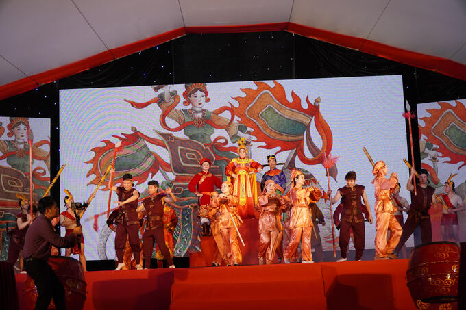 Chương trình nghệ thuật tại lễ hội đền Bà Triệu tái hiện hào khí nữ anh hùng. Chương trình nghệ thuật tại lễ hội đền Bà Triệu tái hiện hào khí nữ anh hùng.