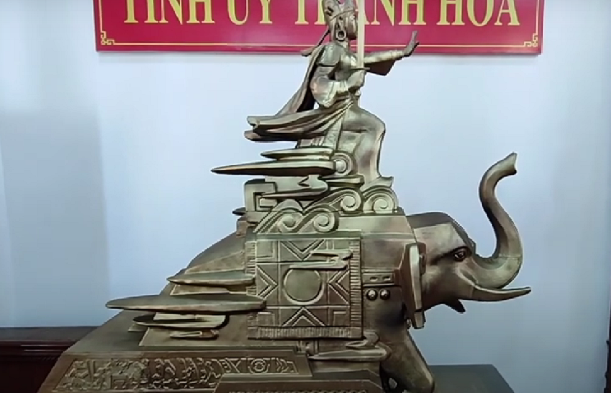 Tượng Bà Triệu cưỡi voi – hình tượng biểu trưng cho tinh thần quật khởi và khí phách anh hùng trong lịch sử Việt Nam. Tượng Bà Triệu cưỡi voi – hình tượng biểu trưng cho tinh thần quật khởi và khí phách anh hùng trong lịch sử Việt Nam.