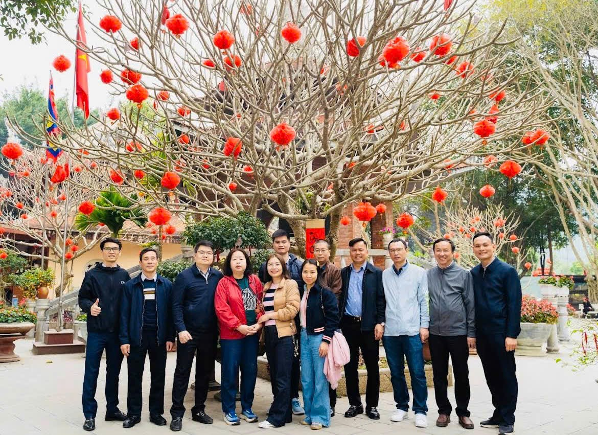 Trang phục trang nhã khi chụp ảnh tại đền Cửa Đặt, tôn lên nét đẹp du xuân an yên và không gian tâm linh đầu năm.