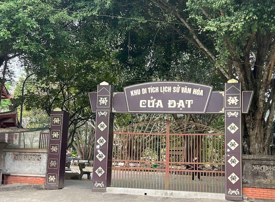 Khu di tích đền Cửa Đặt, nằm bên tả ngạn sông Chu giữa không gian núi rừng xanh mát.