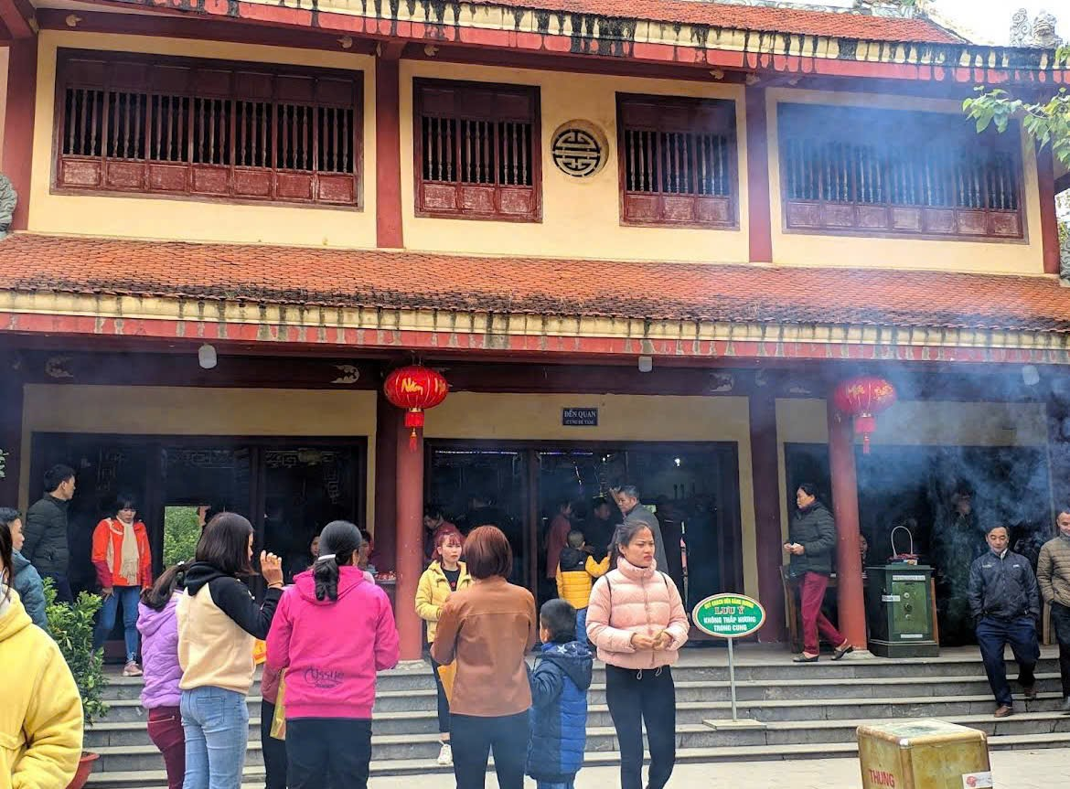 Nghi lễ dâng hương tại đền Cửa Đặt, nơi du khách gửi gắm ước nguyện bình an đầu năm. 