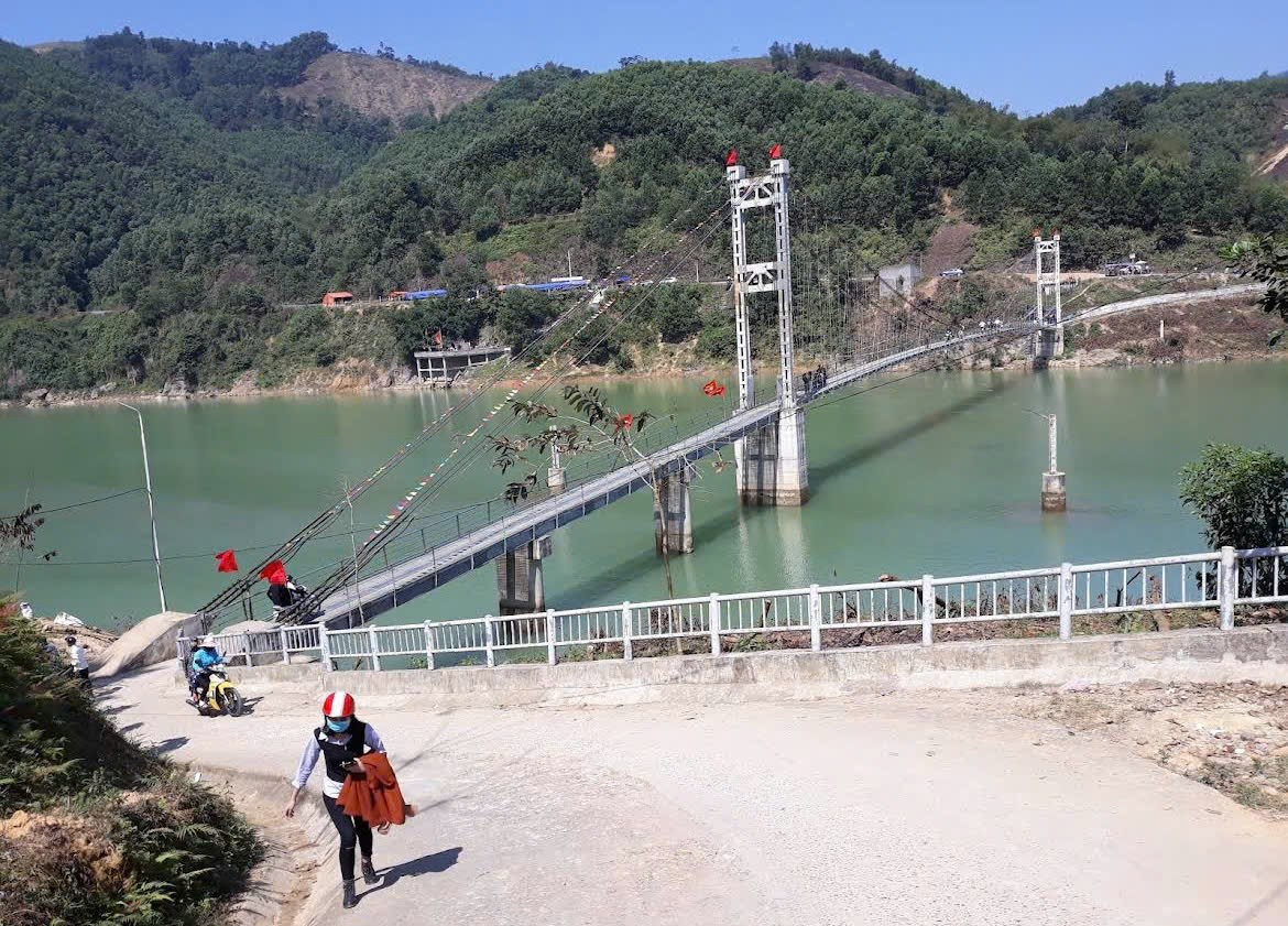 Con đường sông núi miền Tây Thanh Hóa dẫn lối về đền Cửa Đặt mang lại cảm giác an yên đầu năm cho du khách.