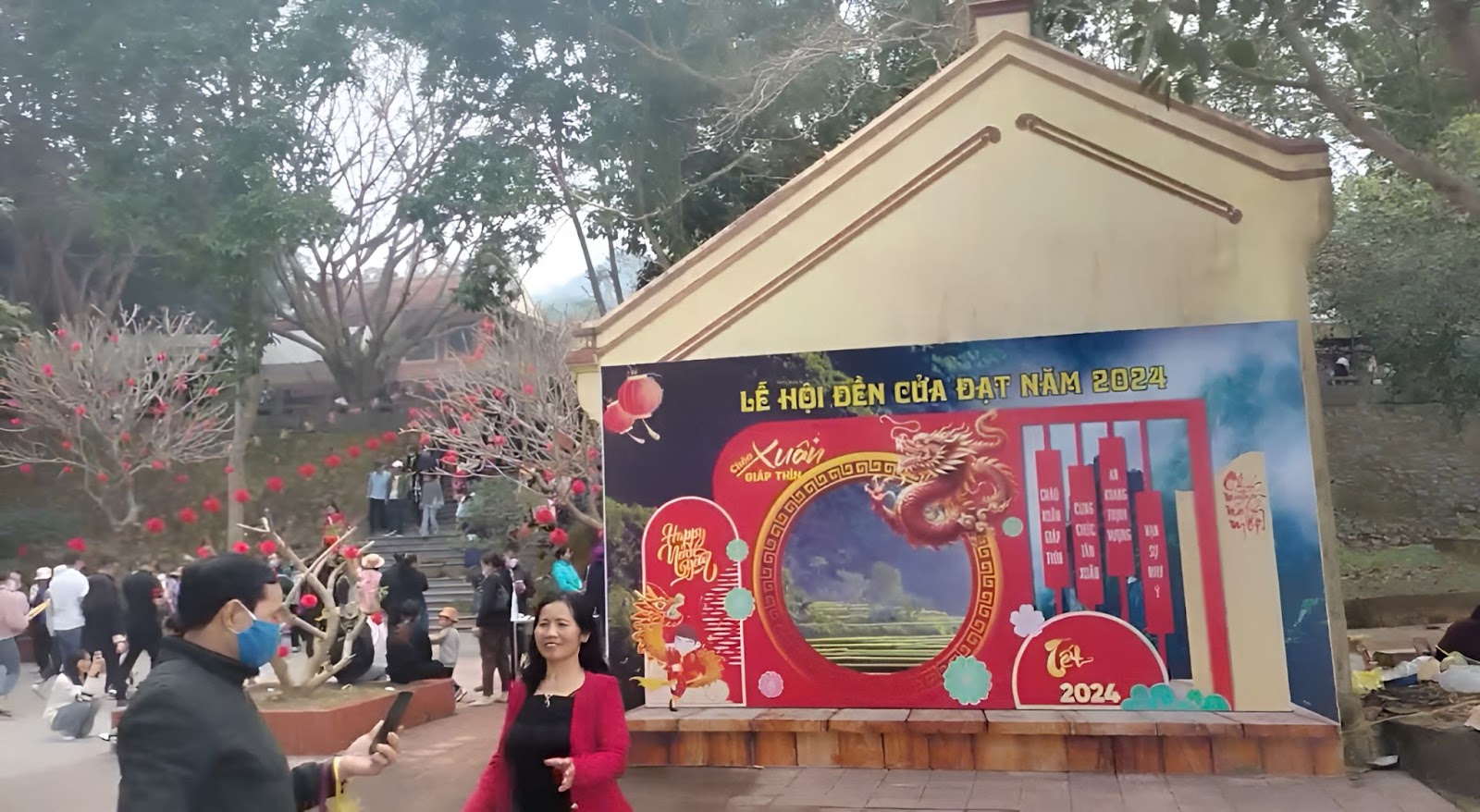 Không khí lễ hội đền Cửa Đặt rộn ràng đầu xuân, điểm check-in thu hút du khách dịp Tết. 