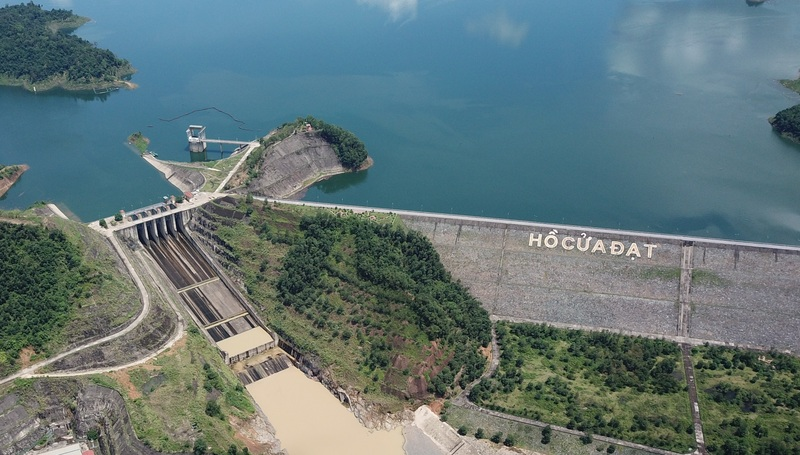 Từ khuôn viên đền Cửa Đặt, phóng tầm mắt ra sông Chu hiền hòa và hồ Cửa Đạt rộng lớn giữa núi rừng thượng nguồn.