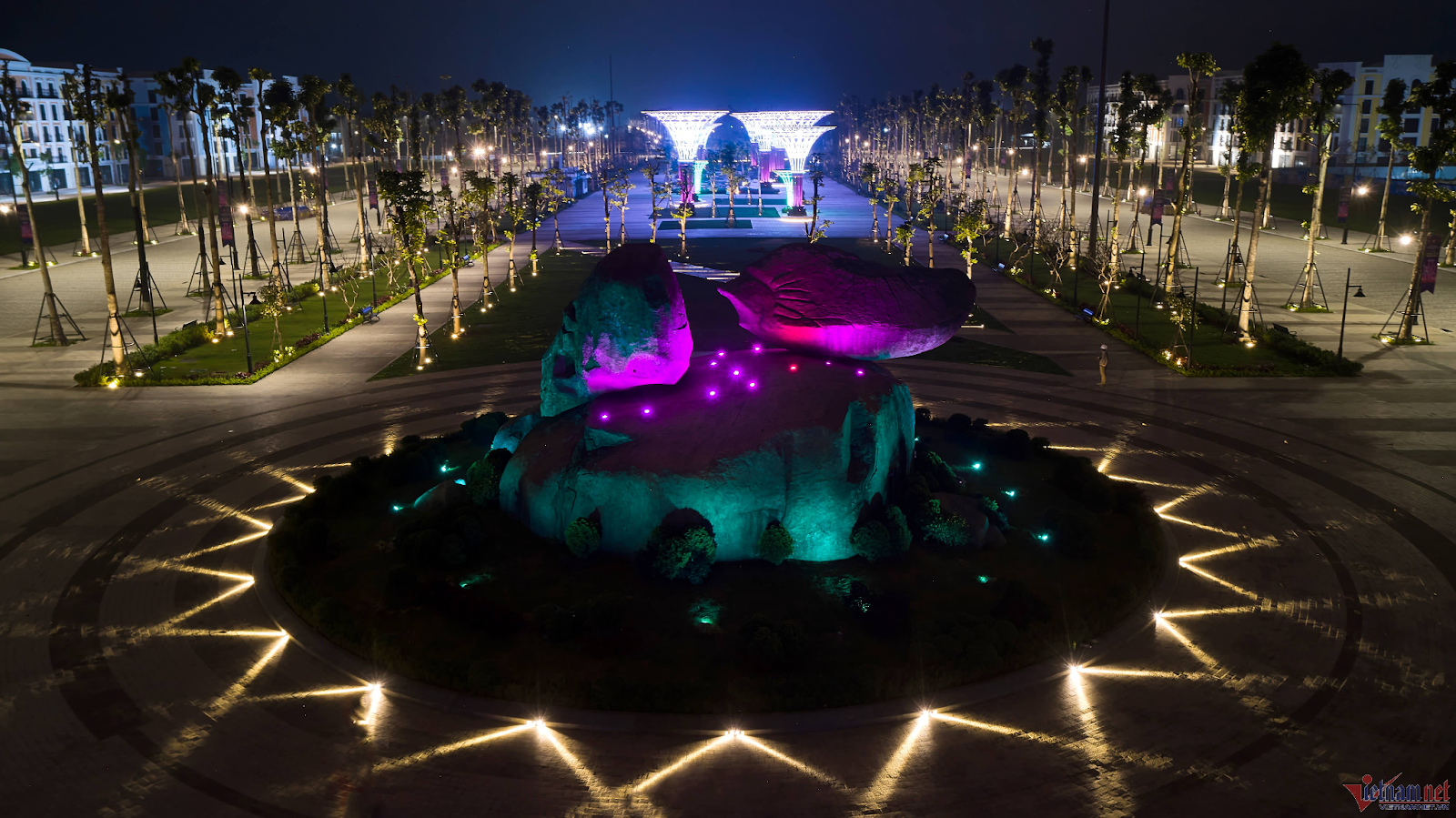 Quảng trường biển Sầm Sơn rực sáng về đêm, điểm check-in nhạc nước sôi động thu hút khách du lịch mỗi tối.