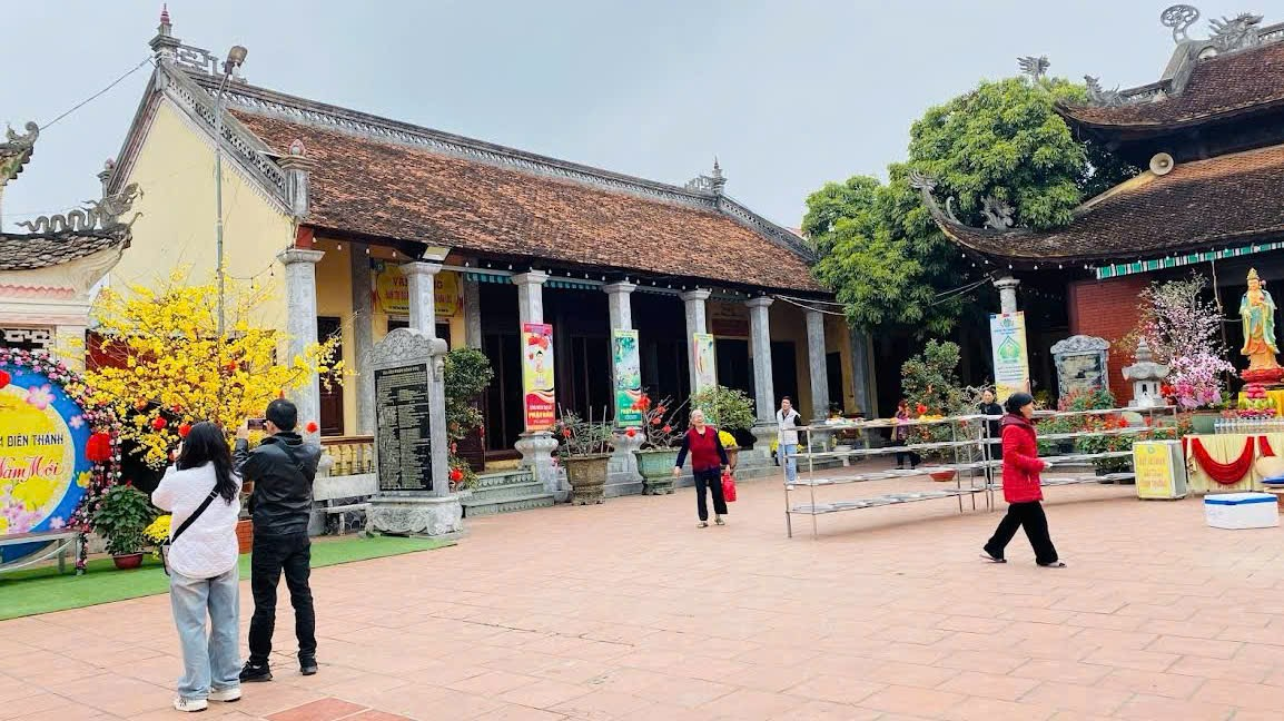 Không gian linh thiêng – nơi người dân và du khách dâng hương cầu an, gửi gắm niềm tin và ước vọng bình an đầu năm. Không gian linh thiêng – nơi người dân và du khách dâng hương cầu an, gửi gắm niềm tin và ước vọng bình an đầu năm.