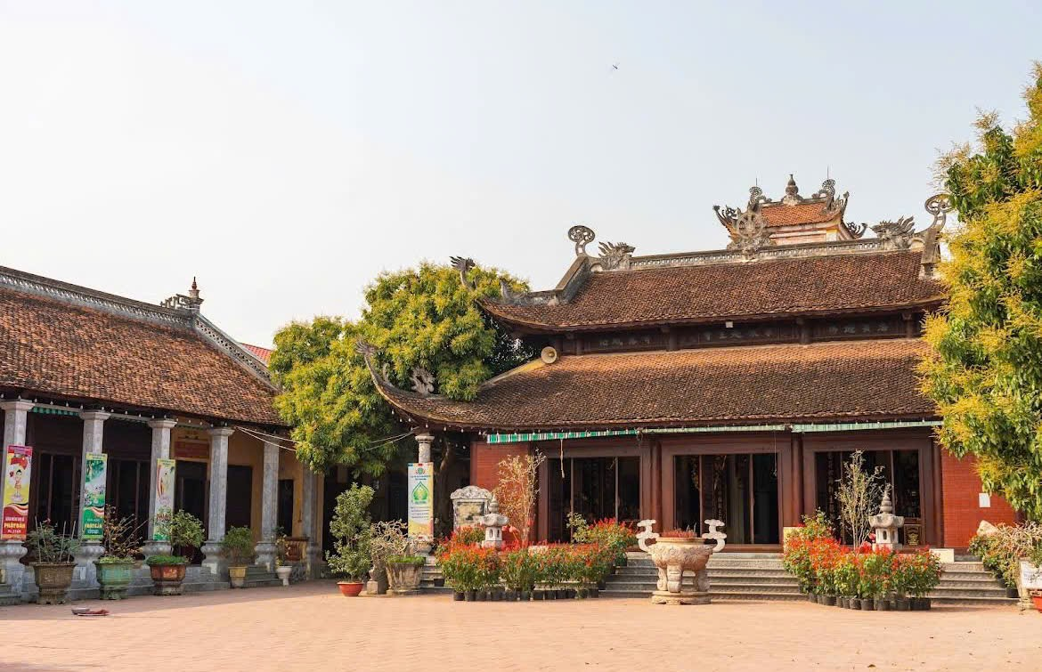 Góc chụp ảnh đẹp tại chùa Sùng Nghiêm Diên Thánh, nổi bật kiến trúc cổ kính và không gian thanh tịnh xứ Thanh. Góc chụp ảnh đẹp tại chùa Sùng Nghiêm Diên Thánh, nổi bật kiến trúc cổ kính và không gian thanh tịnh xứ Thanh.