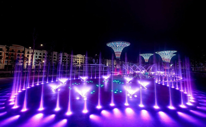 Quảng trường biển Sầm Sơn rực rỡ về đêm với show nhạc nước hiện đại, điểm check-in sôi động thu hút du khách. Quảng trường biển Sầm Sơn rực rỡ về đêm với show nhạc nước hiện đại, điểm check-in sôi động thu hút du khách.