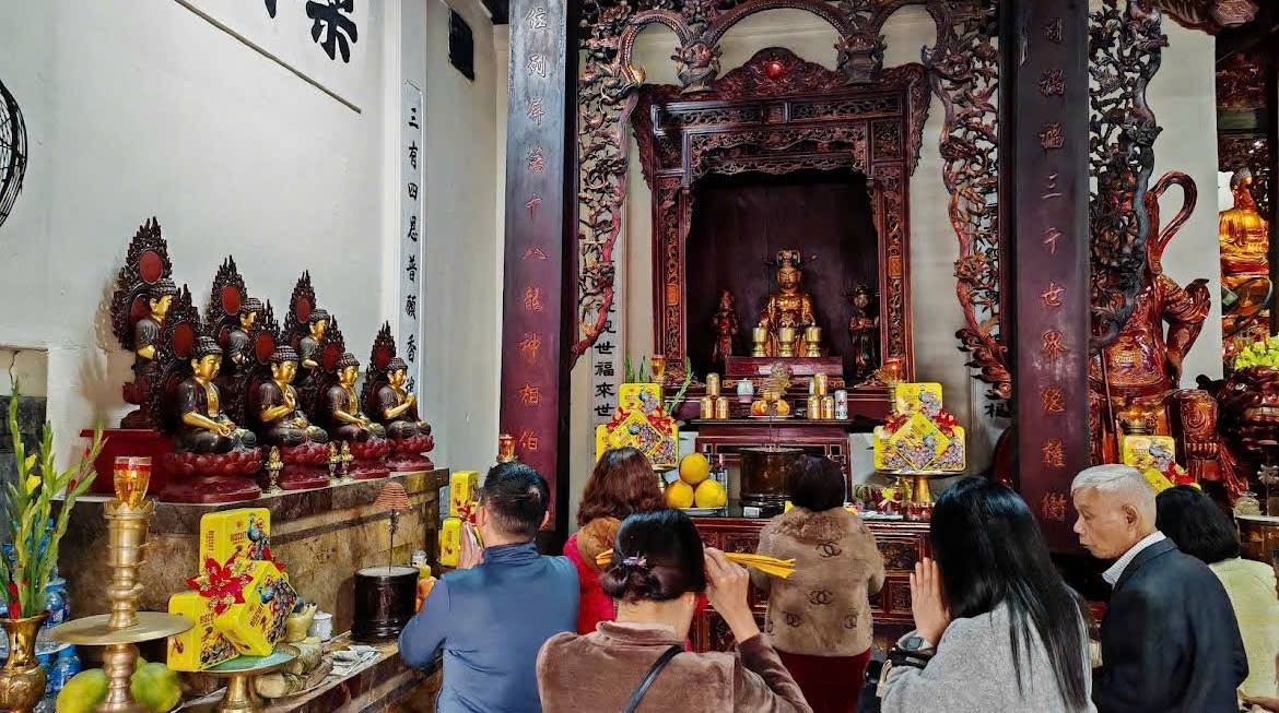 Khoảnh khắc dâng hương tại chùa Thanh Hà – nơi du khách gửi gắm ước nguyện bình an trong hành trình du lịch tâm linh.