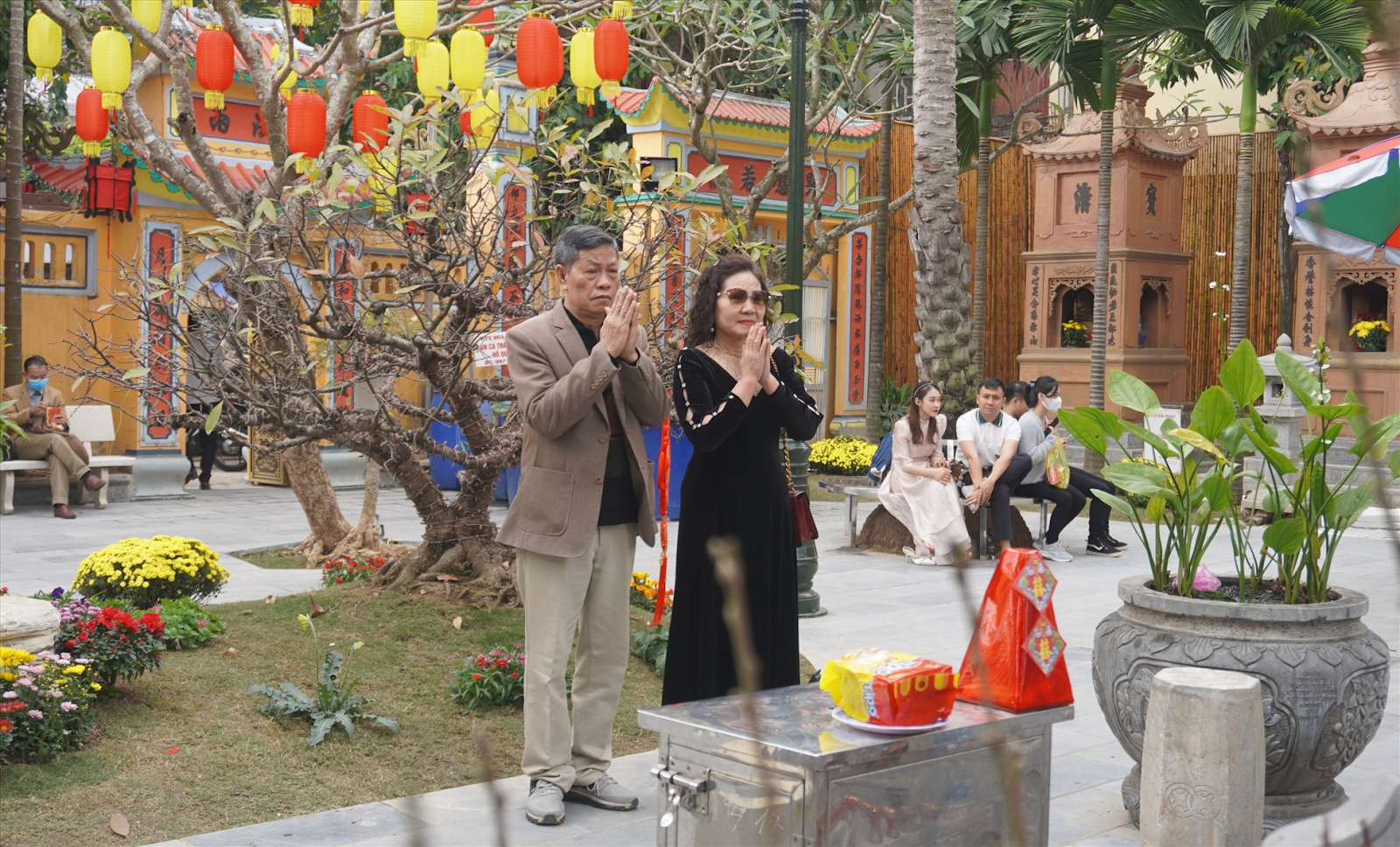 Người dân thành tâm dâng hương xin lộc tại chùa Thanh Hà, cầu bình an, tài lộc và may mắn cho gia đình.