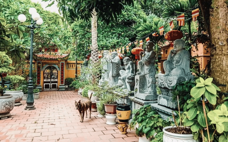 Không gian kiến trúc chùa Thanh Hà hài hòa giữa tượng đá cổ không gian xanh thanh tịnh.