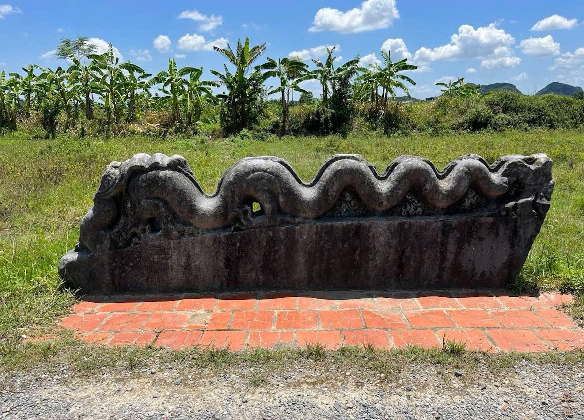 Hiện vật đá trưng bày ngoài trời tại Thành Nhà Hồ, tái hiện không gian văn hóa kinh đô Tây Đô xưa. Hiện vật đá trưng bày ngoài trời tại Thành Nhà Hồ, tái hiện không gian văn hóa kinh đô Tây Đô xưa.