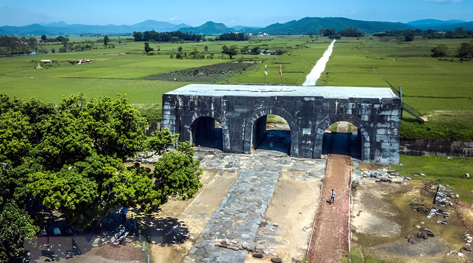 Cổng Nam Thành Nhà Hồ nhìn từ trên cao – dấu ấn kiến trúc đá hơn 600 năm tuổi giữa không gian đồng quê xứ Thanh. Cổng Nam Thành Nhà Hồ nhìn từ trên cao – dấu ấn kiến trúc đá hơn 600 năm tuổi giữa không gian đồng quê xứ Thanh.