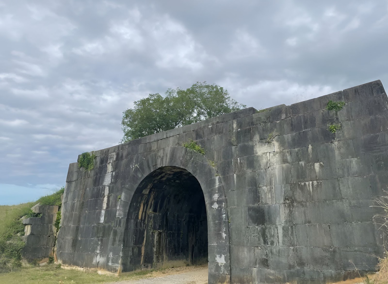 Kiến trúc khối đá Thành Nhà Hồ ghép khít quy mô lớn, thể hiện kỹ thuật xây dựng độc đáo của kinh đô Tây Đô hơn 600 năm trước. Kiến trúc khối đá Thành Nhà Hồ ghép khít quy mô lớn, thể hiện kỹ thuật xây dựng độc đáo của kinh đô Tây Đô hơn 600 năm trước.