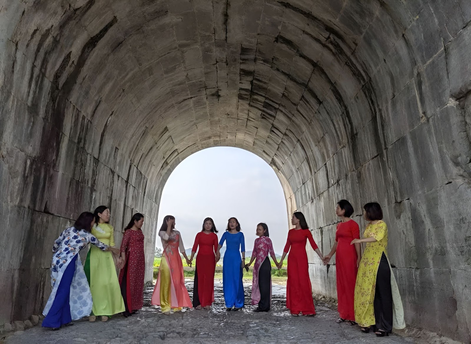 Trang phục áo dài check-in tại Thành Nhà Hồ, tôn lên vẻ đẹp di sản và không gian thành đá cổ kính. Trang phục áo dài check-in tại Thành Nhà Hồ, tôn lên vẻ đẹp di sản và không gian thành đá cổ kính.