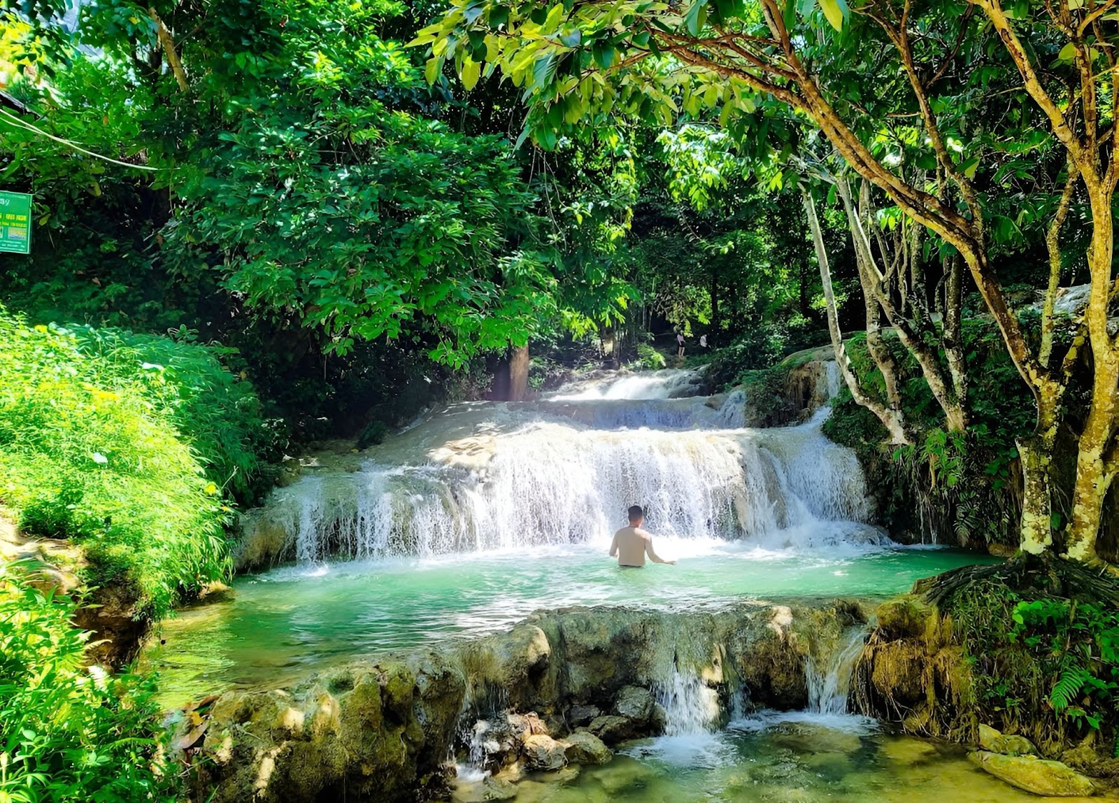 Suối Pù Luông trong xanh giữa rừng già, điểm dừng chân mát lành khi khám phá khu du lịch Pù Luông. Suối Pù Luông trong xanh giữa rừng già, điểm dừng chân mát lành khi khám phá khu du lịch Pù Luông.