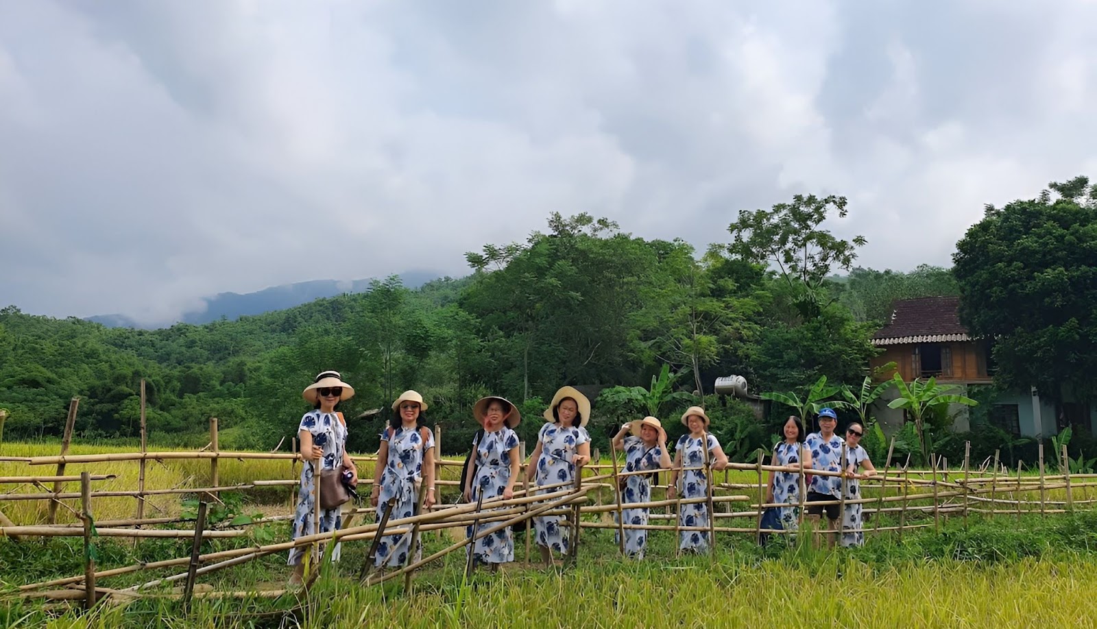 Giữ thái độ lịch sự, tôn trọng bản làng, hòa mình vào nhịp sống yên bình giữa thiên nhiên xanh mát. Giữ thái độ lịch sự, tôn trọng bản làng, hòa mình vào nhịp sống yên bình giữa thiên nhiên xanh mát.