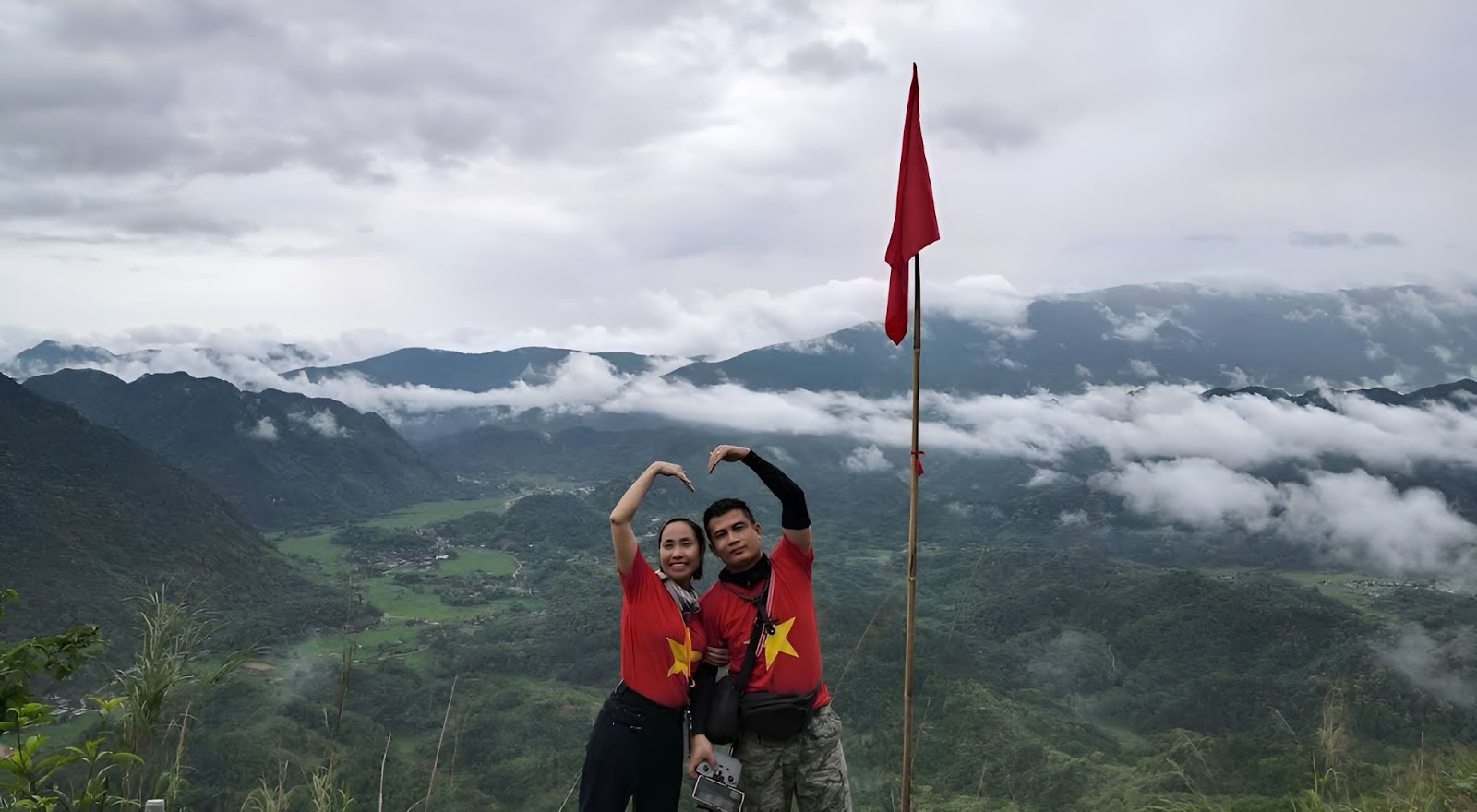 Trang phục gọn nhẹ, sắc màu nổi bật lưu dấu hành trình giữa đại ngàn Trang phục gọn nhẹ, sắc màu nổi bật lưu dấu hành trình giữa đại ngàn