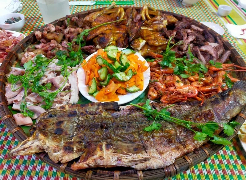 Mâm cỗ ẩm thực truyền thống Pù Luông đậm vị núi rừng, gắn kết trải nghiệm văn hóa địa phương. Mâm cỗ ẩm thực truyền thống Pù Luông đậm vị núi rừng, gắn kết trải nghiệm văn hóa địa phương.