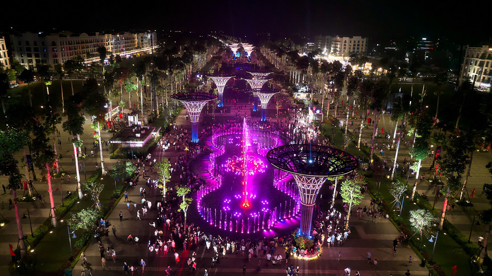 Quảng trường biển Sầm Sơn về đêm rực rỡ, điểm check-in sôi động thu hút du khách mỗi tối. Quảng trường biển Sầm Sơn về đêm rực rỡ, điểm check-in sôi động thu hút du khách mỗi tối.