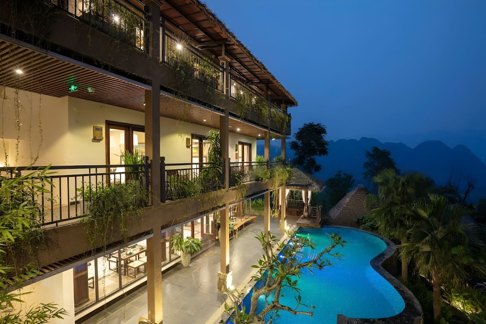 Khu nghỉ dưỡng giữa thung lũng Pù Luông, hòa vào không gian yên bình, view núi rừng thư thái. 