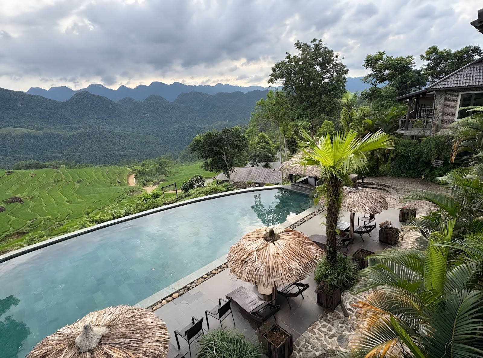 Bể bơi vô cực hướng thung lũng Pù Luông, chạm tay vào núi rừng xanh mát.