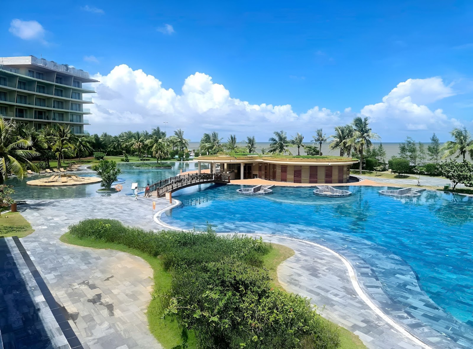 Khu nghỉ dưỡng ven biển Sầm Sơn nổi bật với bể bơi ngoài trời rộng lớn, không gian xanh mát và hệ tiện ích cao cấp.