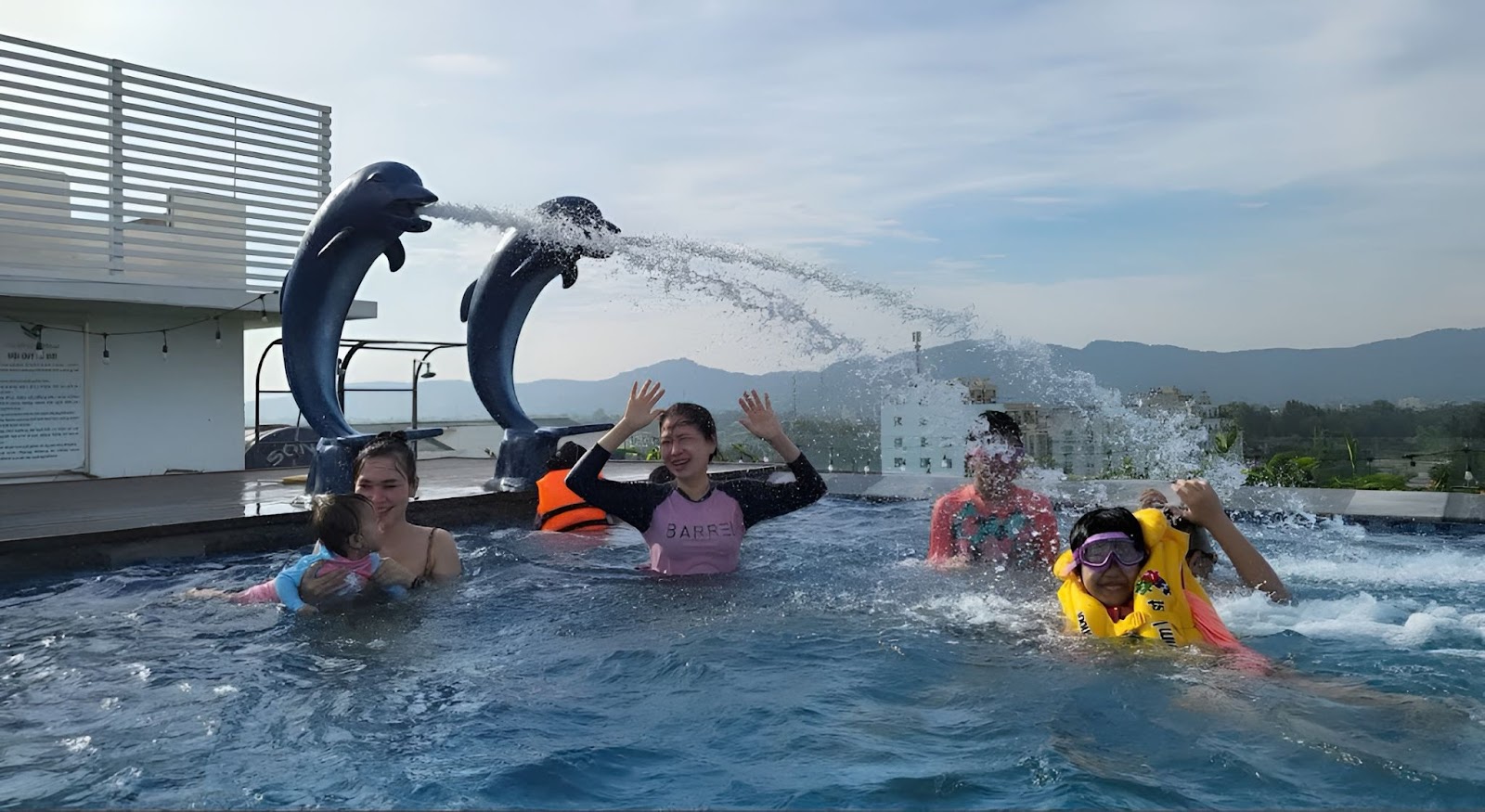 Không gian hồ với sự vui nhộn cùng tiếng cười trẻ nhỏ. 