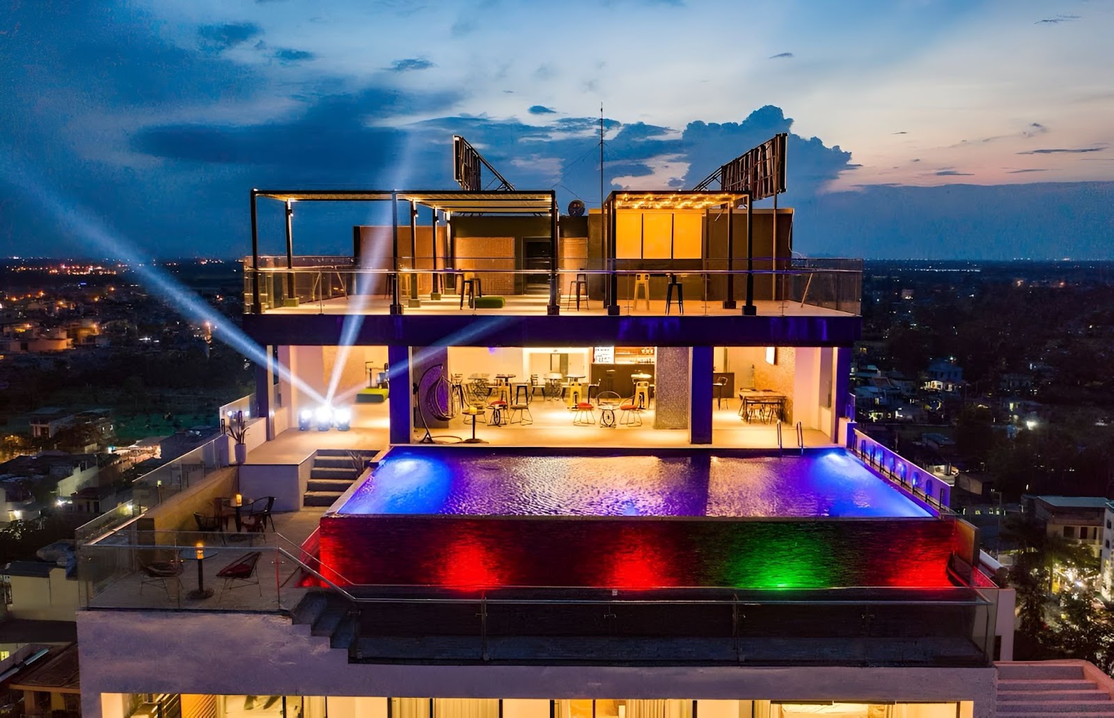 Khách sạn phong cách trẻ trung với rooftop bar sôi động, chill hết mình về đêm.