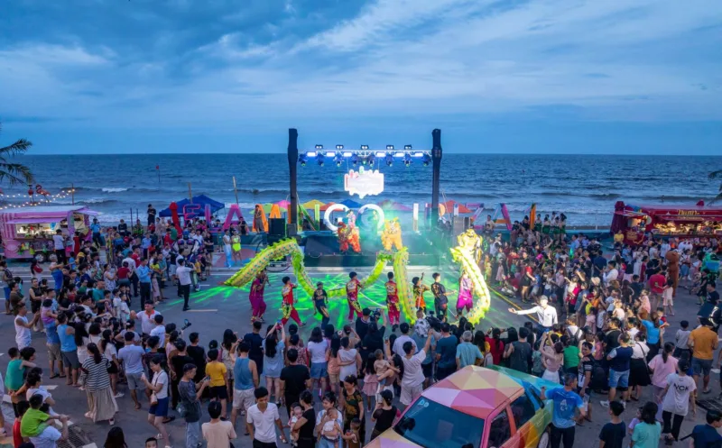 Không gian sôi động tại Flamingo Hải Tiến Resort với các hoạt động lễ hội ven biển. 