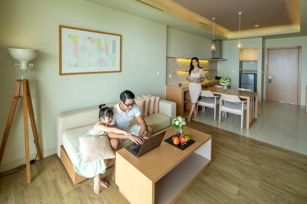 Phòng khách sạn phù hợp với trẻ nhỏ nhờ không gian rộng, nội thất an toàn và tiện nghi đầy đủ cho gia đình lưu trú.