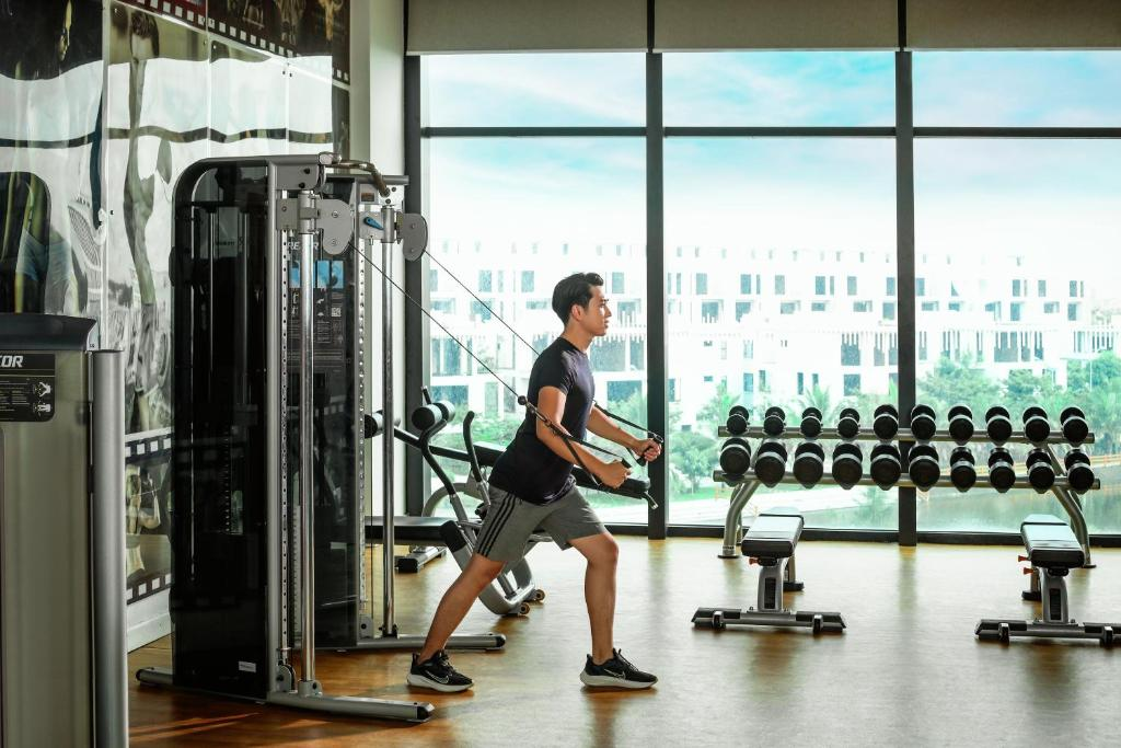 Phòng tập gym hiện đại tại FLC Luxury Hotel trang bị đầy đủ máy móc, giúp du khách duy trì thói quen rèn luyện trong kỳ nghỉ. 