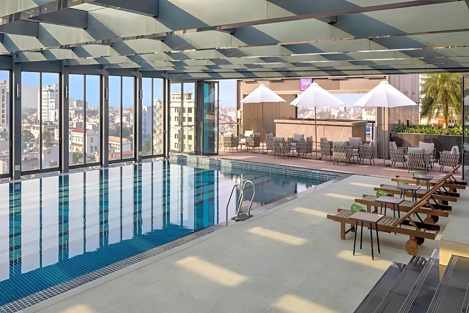 Bể bơi 4 mùa với tầm nhìn toàn cảnh thành phố, mang đến trải nghiệm thư giãn cao cấp cho du khách lưu trú.